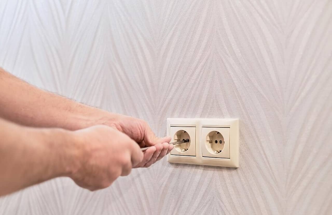 7 Cara Mengatasi Listrik Konslet yang Bisa Dilakukan di Rumah!